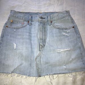 LEVI’S denim skirt size 29, never worn